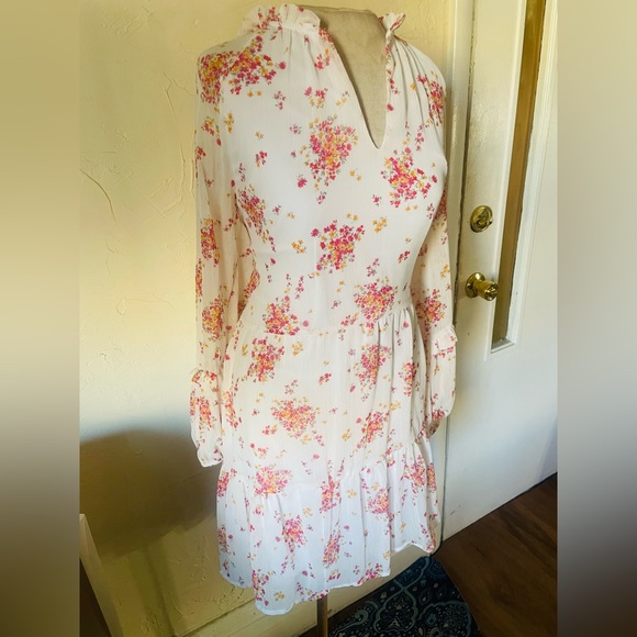 Vince Camuto Dresses & Skirts - Vince Camuto boho floral V-neck tiered ruffle mini dress size L